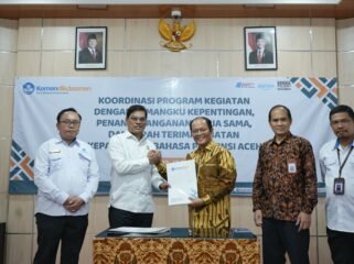 Rektor UIN Ar-Raniry, Prof Mujiburrahman dan Kepala Badan Pengembangan dan Pembinaan Bahasa, Hafidz Muksin foto bersama usai penandatanganan naskah kerja sama antara kedua pihak di Aula Balai Bahasa Provinsi Aceh, Banda Aceh, Senin (20/4/2026).
