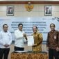 Rektor UIN Ar-Raniry, Prof Mujiburrahman dan Kepala Badan Pengembangan dan Pembinaan Bahasa, Hafidz Muksin foto bersama usai penandatanganan naskah kerja sama antara kedua pihak di Aula Balai Bahasa Provinsi Aceh, Banda Aceh, Senin (20/4/2026).