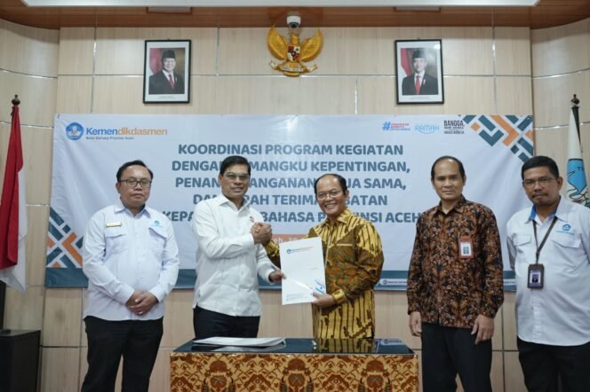 
					Rektor UIN Ar-Raniry, Prof Mujiburrahman dan Kepala Badan Pengembangan dan Pembinaan Bahasa, Hafidz Muksin foto bersama usai penandatanganan naskah kerja sama antara kedua pihak di Aula Balai Bahasa Provinsi Aceh, Banda Aceh, Senin (20/4/2026).