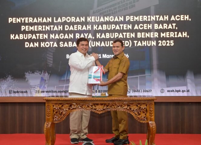 
					Wakil Gubernur Aceh, Fadlullah SE menyerah Laporan Keuangan Pemerintah Aceh (Unaudited) Tahun 2025 Kepada Kepala BPK RI  perwakilan Aceh di Aula Kantor BPK RI Banda Aceh, 31/3/2026
