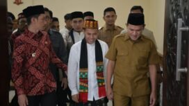 Wakil Gubernur Aceh, Fadhlullah, SE bersama Bupati Aceh Barat, Tarmizi,SP dan Wakil Walikota Banda Aceh, Afdhal Khalilullah menjemput kedatangan Putra Aceh Tgk. Habibi Nawawi, Juara Aksi Indosiar 2026 di VIP Bandara Sultan Iskandar Muda, Blang Bintang, Selasa, 31/03/2026.