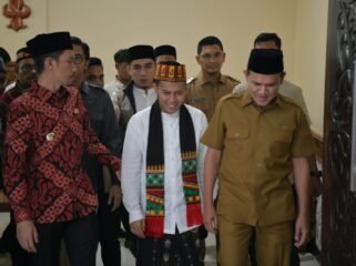 Wakil Gubernur Aceh, Fadhlullah, SE bersama Bupati Aceh Barat, Tarmizi,SP dan Wakil Walikota Banda Aceh, Afdhal Khalilullah menjemput kedatangan Putra Aceh Tgk. Habibi Nawawi, Juara Aksi Indosiar 2026 di VIP Bandara Sultan Iskandar Muda, Blang Bintang, Selasa, 31/03/2026.