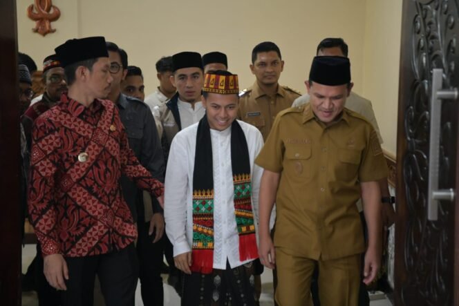 
					Wakil Gubernur Aceh, Fadhlullah, SE bersama Bupati Aceh Barat, Tarmizi,SP dan Wakil Walikota Banda Aceh, Afdhal Khalilullah menjemput kedatangan Putra Aceh Tgk. Habibi Nawawi, Juara Aksi Indosiar 2026 di VIP Bandara Sultan Iskandar Muda, Blang Bintang, Selasa, 31/03/2026.