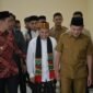 Wakil Gubernur Aceh, Fadhlullah, SE bersama Bupati Aceh Barat, Tarmizi,SP dan Wakil Walikota Banda Aceh, Afdhal Khalilullah menjemput kedatangan Putra Aceh Tgk. Habibi Nawawi, Juara Aksi Indosiar 2026 di VIP Bandara Sultan Iskandar Muda, Blang Bintang, Selasa, 31/03/2026.