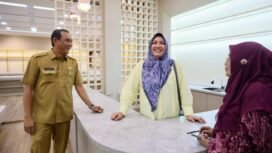 Ketua Umum Dekranasda Aceh Marlina Muzakir, didampingi Ketua Dharma Wanita Persatuan Aceh Malahayati dan Ketua Harian Dekranasda Aceh T Adi Darma, meninjau hasil renovasi total Galery Dekranasda Aceh, di komplek Taman Ratu Syafiatuddin, Selasa (31/3/2026) sore.