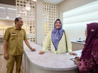 Ketua Umum Dekranasda Aceh Marlina Muzakir, didampingi Ketua Dharma Wanita Persatuan Aceh Malahayati dan Ketua Harian Dekranasda Aceh T Adi Darma, meninjau hasil renovasi total Galery Dekranasda Aceh, di komplek Taman Ratu Syafiatuddin, Selasa (31/3/2026) sore.
