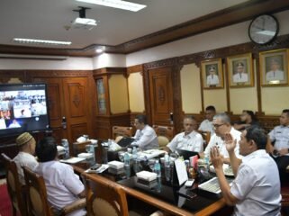 Wakil Gubernur Aceh, Fadhlullah, SE didampingi Asisten Perekonomian dan Pembangunan Sekda Aceh, Ir. T. Robby Irza serta dinas terkait Rapat Tindak lanjut pendataan Tim Verifikasi usulan dan BNBA calon penerima Huntap Kabupaten/ Kota secara zoom virtual musibah Bencana Hidrometeorologi diruang rapat wakil Gubernur Aceh, Rabu, 01/04/2026.