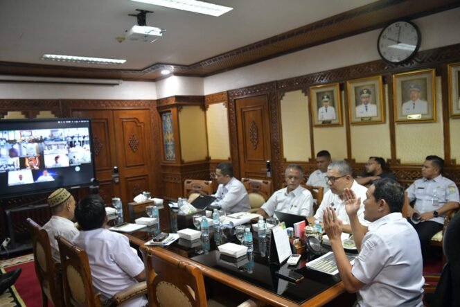 
					Wakil Gubernur Aceh, Fadhlullah, SE didampingi Asisten Perekonomian dan Pembangunan Sekda Aceh, Ir. T. Robby Irza serta dinas terkait Rapat Tindak lanjut pendataan Tim Verifikasi usulan dan BNBA calon penerima Huntap Kabupaten/ Kota secara zoom virtual musibah Bencana Hidrometeorologi diruang rapat wakil Gubernur Aceh, Rabu, 01/04/2026.