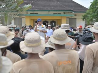 Wakil Gubernur Aceh, Fadlullah mendampingi Menteri Dalam Negeri, Tito Karnavian pelaksanaan Apel Pembukaan Praja IPDN Dan ASN Kementrian Dlam Negeri gelombang Ke III di Lapangan Dapur Umum Satgas ( Halaman Dinas PU) Aceh Tamiang, 4/4/2026