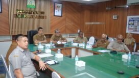 Sekda Aceh, M. Nasir, S.IP, MPA di dampingi SKPA terkait memimpin Rakor via zoom meeting bersama Tim SAR & BMKG di ruang rapat kerja Sekda Aceh, Senin, 13 April 2026