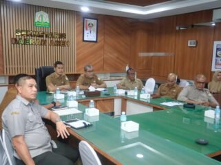 Sekda Aceh, M. Nasir, S.IP, MPA di dampingi SKPA terkait memimpin Rakor via zoom meeting bersama Tim SAR & BMKG di ruang rapat kerja Sekda Aceh, Senin, 13 April 2026