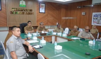 Sekda Aceh, M. Nasir, S.IP, MPA di dampingi SKPA terkait memimpin Rakor via zoom meeting bersama Tim SAR & BMKG di ruang rapat kerja Sekda Aceh, Senin, 13 April 2026