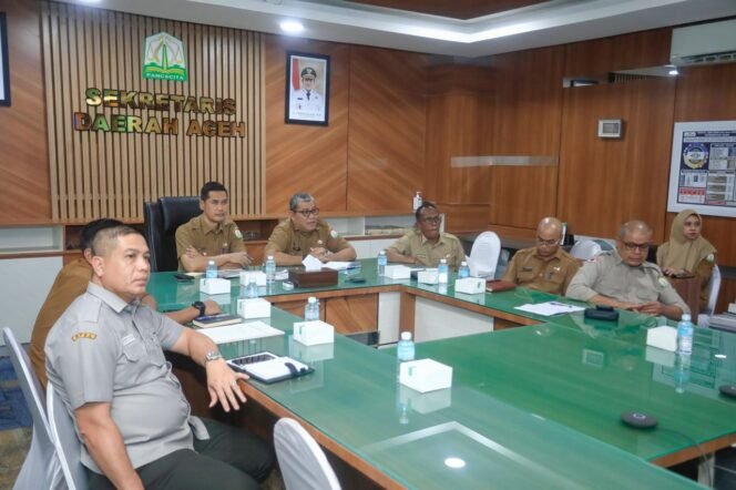 
					Sekda Aceh, M. Nasir, S.IP, MPA di dampingi SKPA terkait memimpin Rakor via zoom meeting bersama Tim SAR & BMKG di ruang rapat kerja Sekda Aceh, Senin, 13 April 2026