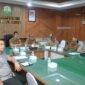 Sekda Aceh, M. Nasir, S.IP, MPA di dampingi SKPA terkait memimpin Rakor via zoom meeting bersama Tim SAR & BMKG di ruang rapat kerja Sekda Aceh, Senin, 13 April 2026