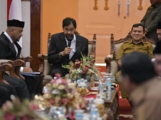 Gubernur Aceh Muzakir Manaf, Selaku Pemegang Saham didampingi Wakil Gubernur Aceh, Fadhlullah, SE, Sekda Aceh, M. Nasir Rapat RUPS Bank Aceh Syariah dengan Bupati/Walikota Yang Merupakan Pemegang Saham Kabupaten /Kota Se-Aceh , di pendopo Gubernur Aceh, Senin, 13/05/2026.