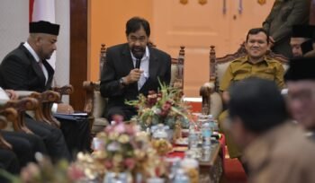 Gubernur Aceh Muzakir Manaf, Selaku Pemegang Saham didampingi Wakil Gubernur Aceh, Fadhlullah, SE, Sekda Aceh, M. Nasir Rapat RUPS Bank Aceh Syariah dengan Bupati/Walikota Yang Merupakan Pemegang Saham Kabupaten /Kota Se-Aceh , di pendopo Gubernur Aceh, Senin, 13/05/2026.