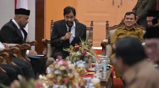 Gubernur Aceh Muzakir Manaf, Selaku Pemegang Saham didampingi Wakil Gubernur Aceh, Fadhlullah, SE, Sekda Aceh, M. Nasir Rapat RUPS Bank Aceh Syariah dengan Bupati/Walikota Yang Merupakan Pemegang Saham Kabupaten /Kota Se-Aceh , di pendopo Gubernur Aceh, Senin, 13/05/2026.