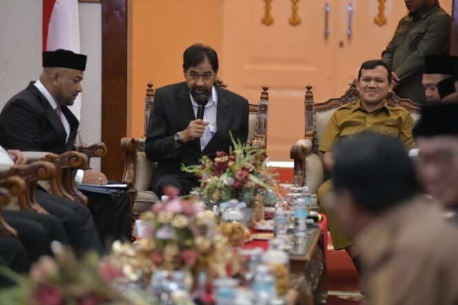 
					Gubernur Aceh Muzakir Manaf, Selaku Pemegang Saham didampingi Wakil Gubernur Aceh, Fadhlullah, SE, Sekda Aceh, M. Nasir Rapat RUPS Bank Aceh Syariah dengan Bupati/Walikota Yang Merupakan Pemegang Saham Kabupaten /Kota Se-Aceh , di pendopo Gubernur Aceh, Senin, 13/05/2026.