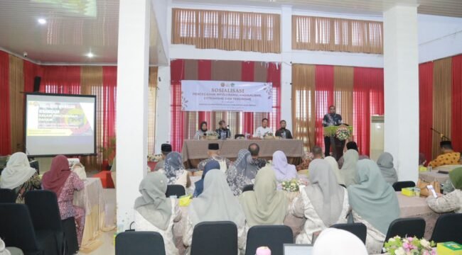 Kakankemenag Aceh Besar H Saifuddin SE membuka sosialisasi pencegahan paham IRET bersama Densus 88 AT di Aula Dekranasda Aceh Besar, Rabu, 15 April 2026.


Foto/Humas Kemenag Aceh Besar