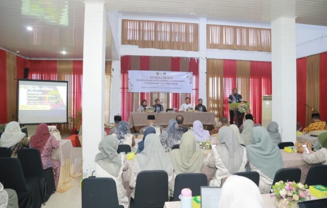
					Kakankemenag Aceh Besar H Saifuddin SE membuka sosialisasi pencegahan paham IRET bersama Densus 88 AT di Aula Dekranasda Aceh Besar, Rabu, 15 April 2026.


Foto/Humas Kemenag Aceh Besar