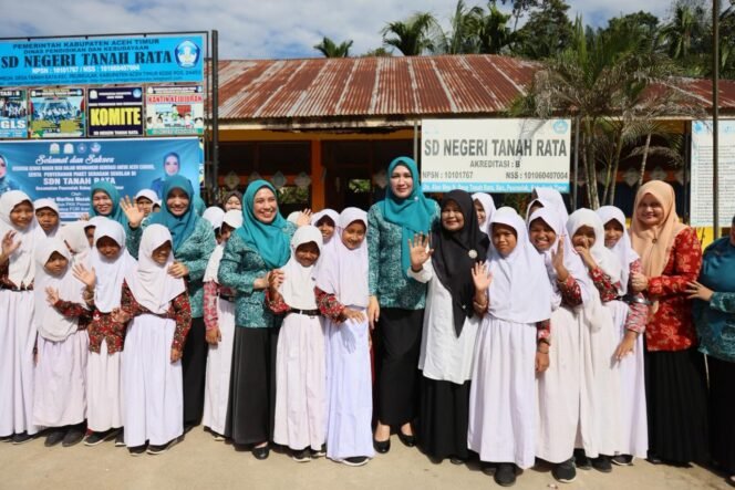
					Bunda Guru Aceh Marlina Muzakir, didampingi Ketua Dharma Wanita Persatuan Aceh Malahayati, membagikan paket seragam sekolah dan paket olahan serba ikan kepada sisa-siswi SD Negeri Tanah Rata, Gampong Tanah Rata Kecamatan Peureulak, Rabu (15/4/2026).