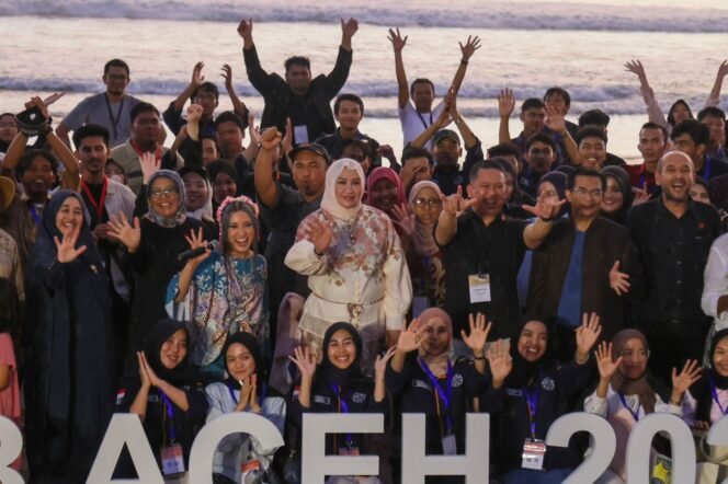
					Ketua TP PKK Aceh Marlina Muzakir usai menghadiri welcome Dinner bersama para peserta International Conference on Natural and Human Disaster, yang diselenggarakan oleh International Union of Architects, di salah satu cafe di kawasan Lhok Nga, Jum’at (17/4/2026) sore.