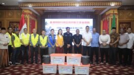 Gubernur Aceh, Muzakir Manaf di dampingi Ketua DPRA Zulfadli, Sekda Aceh M. Nasir, S.IP, MPA menerima secara simbolis bantuan Kemanusiaan korban terdampak Bencana Hidrometeorologi oleh jaringan relawan International asal Tiongkok dan Malaysia, di Restoran Meuligoe Aceh, Sabtu, 18 April 2026