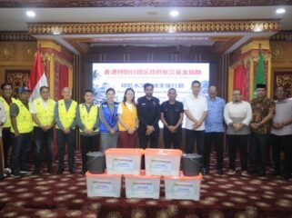 Gubernur Aceh, Muzakir Manaf di dampingi Ketua DPRA Zulfadli, Sekda Aceh M. Nasir, S.IP, MPA menerima secara simbolis bantuan Kemanusiaan korban terdampak Bencana Hidrometeorologi oleh jaringan relawan International asal Tiongkok dan Malaysia, di Restoran Meuligoe Aceh, Sabtu, 18 April 2026