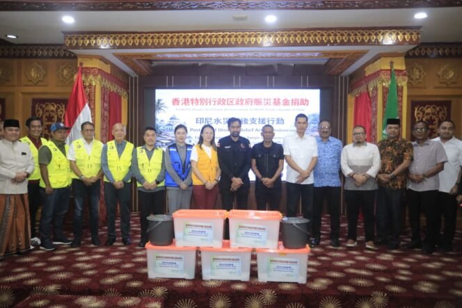 
					Gubernur Aceh, Muzakir Manaf di dampingi Ketua DPRA Zulfadli, Sekda Aceh M. Nasir, S.IP, MPA menerima secara simbolis bantuan Kemanusiaan korban terdampak Bencana Hidrometeorologi oleh jaringan relawan International asal Tiongkok dan Malaysia, di Restoran Meuligoe Aceh, Sabtu, 18 April 2026