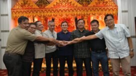 Wakil Gubernur Aceh, Fadhlullah, SE didampingi Asisten Pemerintahan dan Keistimewaan Sekda Aceh, Drs. Syakir, Asisten Administrasi Umum, Sekda Aceh, Dr. A. Mirtala dan Kepala Inspektur Aceh, Abdullah kembali menyelesaikan perselisihan antara Bupati Aceh Singkil, Safriadi Oyon, dengan Dewan Perwakilan Rakyat Kabupaten (DPRK) Aceh Singkil terkait pengesahan Rancangan APBK Tahun 2026, Sabtu malam, 18/05/2026.