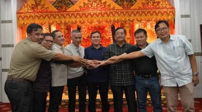 Wakil Gubernur Aceh, Fadhlullah, SE didampingi Asisten Pemerintahan dan Keistimewaan Sekda Aceh, Drs. Syakir, Asisten Administrasi Umum, Sekda Aceh, Dr. A. Mirtala dan Kepala Inspektur Aceh, Abdullah kembali menyelesaikan perselisihan antara Bupati Aceh Singkil, Safriadi Oyon, dengan Dewan Perwakilan Rakyat Kabupaten (DPRK) Aceh Singkil terkait pengesahan Rancangan APBK Tahun 2026, Sabtu malam, 18/05/2026.