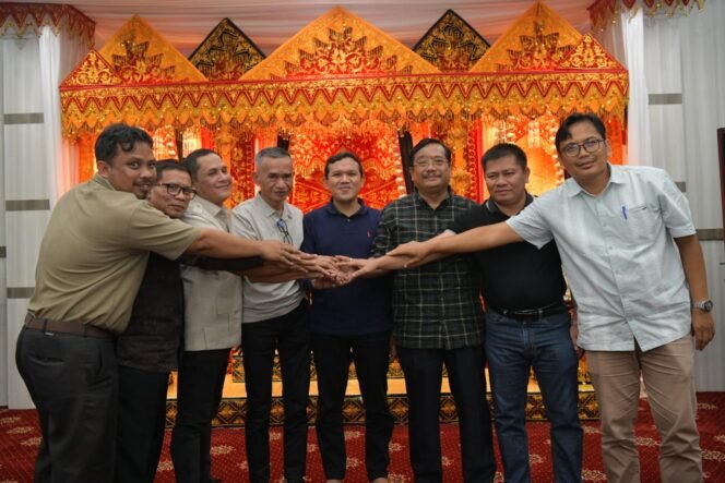 
					Wakil Gubernur Aceh, Fadhlullah, SE didampingi Asisten Pemerintahan dan Keistimewaan Sekda Aceh, Drs. Syakir, Asisten Administrasi Umum, Sekda Aceh, Dr. A. Mirtala dan Kepala Inspektur Aceh, Abdullah kembali menyelesaikan perselisihan antara Bupati Aceh Singkil, Safriadi Oyon, dengan Dewan Perwakilan Rakyat Kabupaten (DPRK) Aceh Singkil terkait pengesahan Rancangan APBK Tahun 2026, Sabtu malam, 18/05/2026.