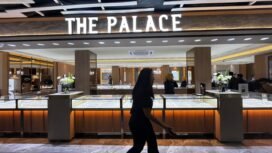 Suasana aktivitas di gerai The Palace Jeweler yang resmi dibuka di Lippo Plaza Aceh, Minggu (19/4/2026). Kehadiran gerai ke-86 ini menjadi bagian dari ekspansi Central Mega Kencana dalam memperluas akses perhiasan berkualitas bagi masyarakat, sekaligus menandai gerai ke-151 secara nasional.