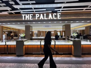 Suasana aktivitas di gerai The Palace Jeweler yang resmi dibuka di Lippo Plaza Aceh, Minggu (19/4/2026). Kehadiran gerai ke-86 ini menjadi bagian dari ekspansi Central Mega Kencana dalam memperluas akses perhiasan berkualitas bagi masyarakat, sekaligus menandai gerai ke-151 secara nasional.