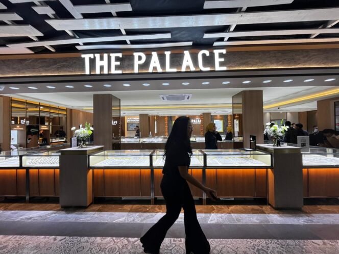 
					Suasana aktivitas di gerai The Palace Jeweler yang resmi dibuka di Lippo Plaza Aceh, Minggu (19/4/2026). Kehadiran gerai ke-86 ini menjadi bagian dari ekspansi Central Mega Kencana dalam memperluas akses perhiasan berkualitas bagi masyarakat, sekaligus menandai gerai ke-151 secara nasional.