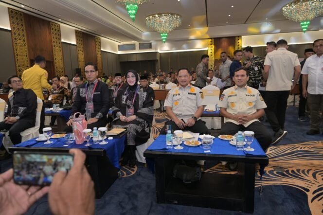 
					Wakil Gubernur Aceh, Fadlullah mendampingi Menteri Dalam Negeri Tito Karnavian, pada Acara Apeksi di Ballroom Hotel Kriyad Muraya Banda Aceh, 20/4/2026