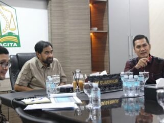 Gubernur Aceh, Muzakir Manaf, memimpin rapat koordinasi membahas perkembangan dan validasi data Jaminan Kesehatan Aceh (JKA) di Meuligoe Gubernur, Kamis, 23 April 2026. 

Rapat tersebut dihadiri oleh Sekretaris Daerah Aceh M. Nasir, Asisten Pemerintahan, Keistimewaan Aceh, dan Kesejahteraan Rakyat (Asisten I) Syakir, serta Pelaksana Tugas Kepala Dinas Kesehatan Aceh Ferdiyus, SKM, M.Kes.