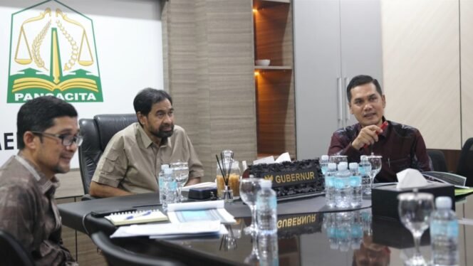 
					Gubernur Aceh, Muzakir Manaf, memimpin rapat koordinasi membahas perkembangan dan validasi data Jaminan Kesehatan Aceh (JKA) di Meuligoe Gubernur, Kamis, 23 April 2026. 

Rapat tersebut dihadiri oleh Sekretaris Daerah Aceh M. Nasir, Asisten Pemerintahan, Keistimewaan Aceh, dan Kesejahteraan Rakyat (Asisten I) Syakir, serta Pelaksana Tugas Kepala Dinas Kesehatan Aceh Ferdiyus, SKM, M.Kes.