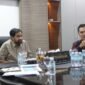 Gubernur Aceh, Muzakir Manaf, memimpin rapat koordinasi membahas perkembangan dan validasi data Jaminan Kesehatan Aceh (JKA) di Meuligoe Gubernur, Kamis, 23 April 2026. 

Rapat tersebut dihadiri oleh Sekretaris Daerah Aceh M. Nasir, Asisten Pemerintahan, Keistimewaan Aceh, dan Kesejahteraan Rakyat (Asisten I) Syakir, serta Pelaksana Tugas Kepala Dinas Kesehatan Aceh Ferdiyus, SKM, M.Kes.