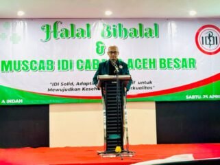 Ketua Ikatan DokterIndonesia (IDI) Cabang Aceh Besar, dr. Aidil Fitria memberikan sambutan Musyawarah Cabang (Muscab) Ikatan Dokter
Indonesia (IDI) Cabang Aceh Besar  yang digelar di Hotel Rasamala, Minggu (26/4/2026). FOTO/MC ACEH BESAR