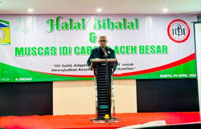
					Ketua Ikatan DokterIndonesia (IDI) Cabang Aceh Besar, dr. Aidil Fitria memberikan sambutan Musyawarah Cabang (Muscab) Ikatan Dokter
Indonesia (IDI) Cabang Aceh Besar  yang digelar di Hotel Rasamala, Minggu (26/4/2026). FOTO/MC ACEH BESAR