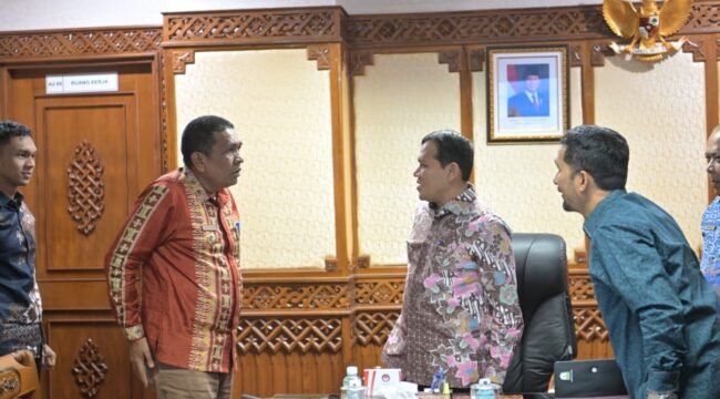 Wakil Gubernur Aceh, Fadlullah SE, dampingi Asisten I Setda Aceh, Syakir, M. Si dan Kepala SKPA terkaiat rapat dengan Wakil Bupati Pidie Jaya, Hasan Basri, S.T., M.M. di ruang Rapat Wagub Banda Aceh, 2/4/2026