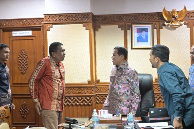 
					Wakil Gubernur Aceh, Fadlullah SE, dampingi Asisten I Setda Aceh, Syakir, M. Si dan Kepala SKPA terkaiat rapat dengan Wakil Bupati Pidie Jaya, Hasan Basri, S.T., M.M. di ruang Rapat Wagub Banda Aceh, 2/4/2026