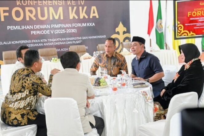 
					Bupati Aceh Besar, H Muharram Idris bersama Wali Kota Banda Aceh Illiza Sa’aduddin Djamal memghadiri Konferensi IV Forum KKA di Pendopo Wlikota Banda Aceh, Sabtu (18/04/2026). FOTO/MC ACEH BESAR