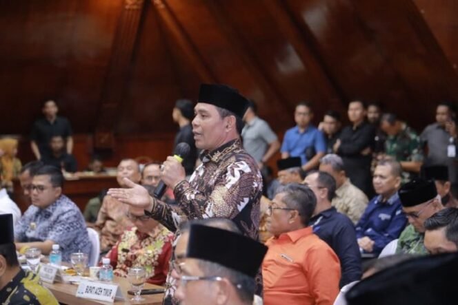 
					Bupati Aceh Besar Muharram Idris atau Syeh Muharram menyampaikan pendapat pada pertemuan Badan Legislasi DPR RI dengan Pemerintah Aceh terkait perubahan UU No. 11/2006 yang berlangsung di Anjong Mon Mata, Kompleks Pendopo Gubernur Aceh di Banda Aceh