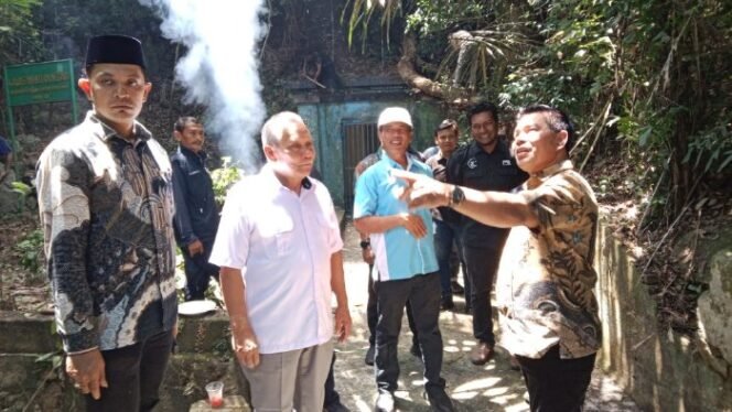 
					Bupati Aceh Besar H Muharram Idris bersama PLT Dirut PDAM Tirta Mountala dan jajarannya meninjau lokasi intake PDAM Tirta Mountala di kawasan gunung Glee Taron, Mata Ie, pada Kamis (16/04/2026). FOTO/ MC ACEH BESAR.