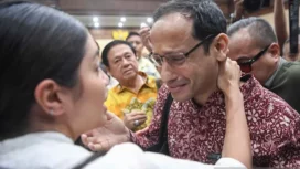 aksa penuntut umum (JPU) ikut menuntut mantan Menteri Pendidikan dan Kebudayaan Nadiem Anwar Makarim membayar uang pengganti sebesar Rp5,68 triliun dalam kasus dugaan korupsi pengadaan laptop Chromebook dan Chrome Device Management (CDM).