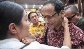 aksa penuntut umum (JPU) ikut menuntut mantan Menteri Pendidikan dan Kebudayaan Nadiem Anwar Makarim membayar uang pengganti sebesar Rp5,68 triliun dalam kasus dugaan korupsi pengadaan laptop Chromebook dan Chrome Device Management (CDM).
