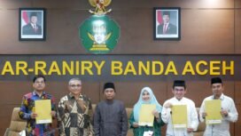 Empat bakal calon rektor UIN Ar-Raniry periode 2026-2030 memperlihatkan berkas visi-misi dan program kerja yang ditulis masing-masing bakal calon, yang akan diserahkan kepada Menag RI dalam rapat senat dalam rangka pemberian pertimbangan kualitatif, Kamis (30/4/2026)