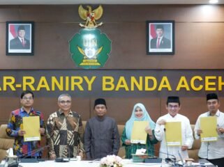 Empat bakal calon rektor UIN Ar-Raniry periode 2026-2030 memperlihatkan berkas visi-misi dan program kerja yang ditulis masing-masing bakal calon, yang akan diserahkan kepada Menag RI dalam rapat senat dalam rangka pemberian pertimbangan kualitatif, Kamis (30/4/2026)